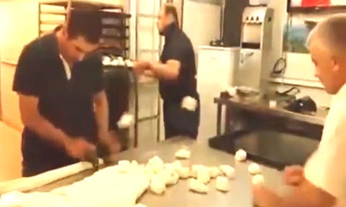 Choáng với khả năng nặn bánh và làm bánh tốc độ siêu nhanh