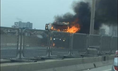 Ảnh: Xe tải cháy ngùn ngụt ở đường vành đai 3 trên cao