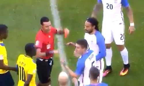 Top 10 cú đúp thẻ đỏ trong một trận đấu 