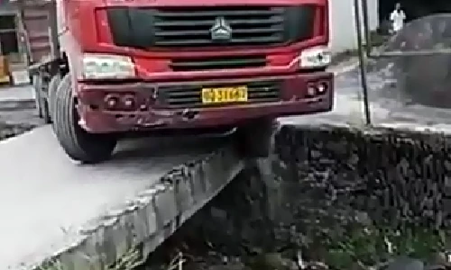 Không phải ai cũng qua cầu tài tình như tài xế container này