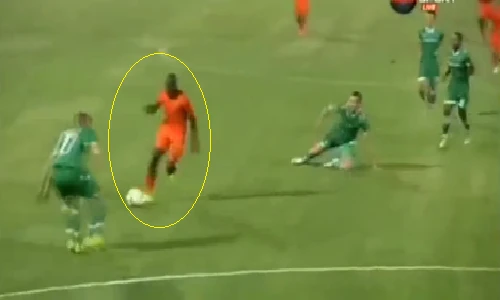 Cầu thủ lừa bóng qua 5 đối thủ, ghi bàn như Messi