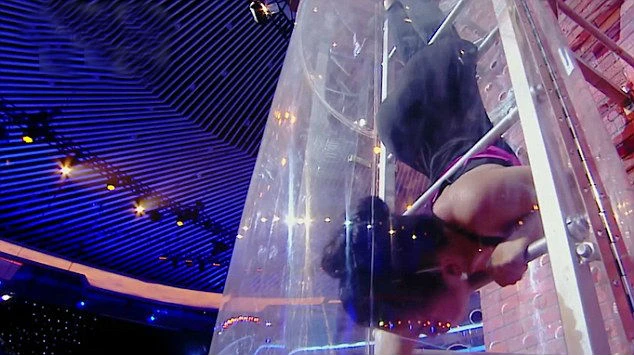 Màn trình diễn uốn dẻo kinh ngạc của cô gái 28 tuổi