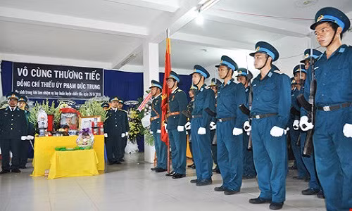 Nghẹn ngào vĩnh biệt Thiếu úy phi công Phạm Đức Trung
