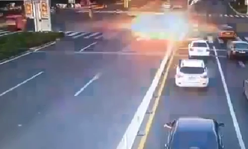 Ô tô nổ tung như bom giữa giao lộ đông đúc