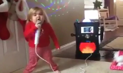 Bé gái hát karaoke đầy máu lửa gây sốt