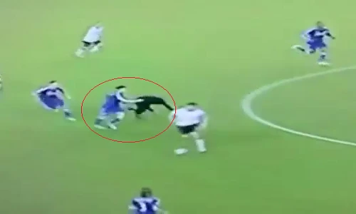 Hài hước cầu thủ đẩy trọng tài ngã nhào trên sân