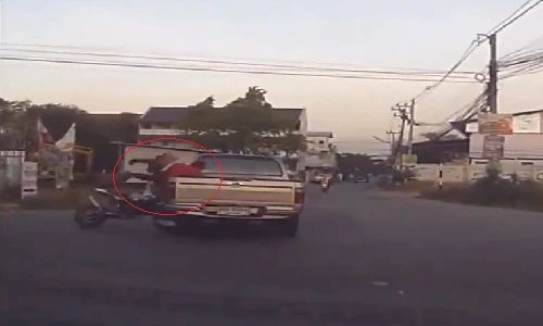 Pha tai nạn mô tô khó đỡ