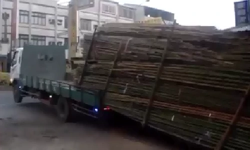 Cách bốc dỡ hàng siêu đẳng chưa từng thấy của tài xế