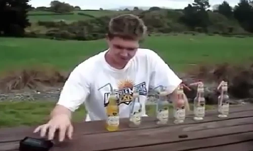 Clip trổ tài uống nước và cái kết bất ngờ