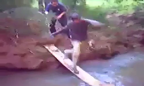 Chết cười xem quý ông qua cầu tạm