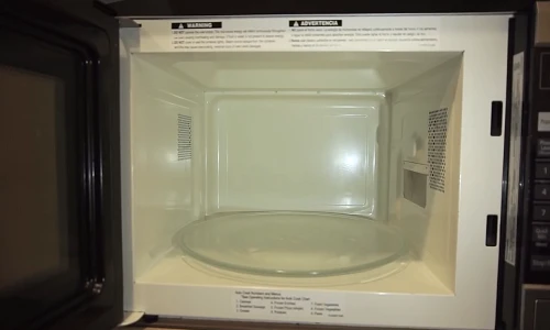 Cách làm sạch lò vi sóng đơn giản mà hiệu quả