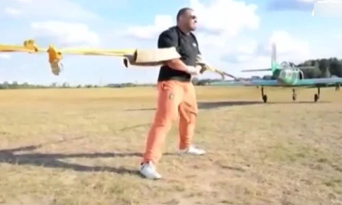 Người đàn ông khỏe nhất thế giới đọ sức với hai máy bay