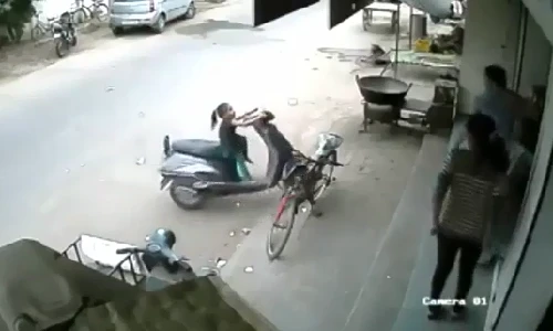 Nghịch xe tay ga, bé gái suýt gặp nạn