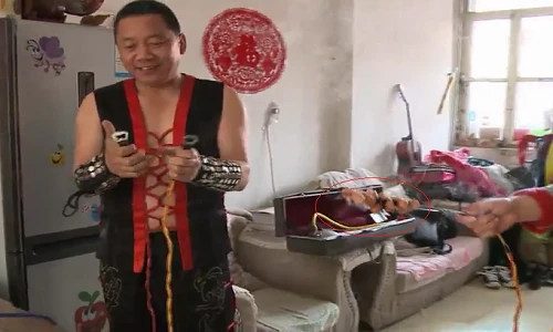 '‘Dị nhân’' phóng ra điện nướng chín xúc xích trong tích tắc