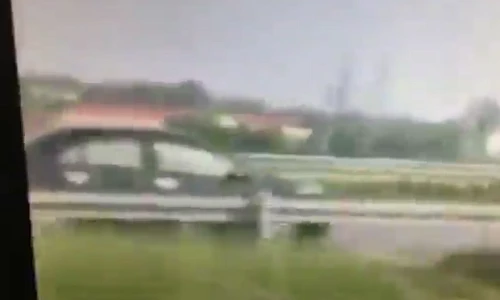 Ô tô phóng ngược chiều 100km/h trên cao tốc Nội Bài - Lào Cai