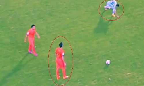 Tình huống cầu thủ Celta Vigo ném cỏ vào mặt đối phương