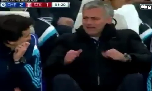 Phản ứng hài hước của Mourinho trong trận gặp Stoke City