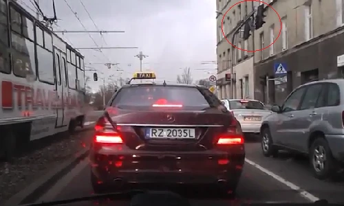 Gió thổi mạnh xoay ngang đèn giao thông