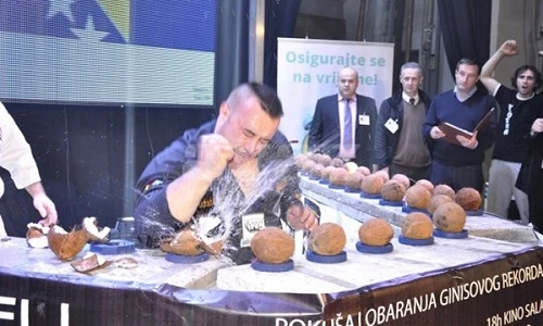 Xuất hiện “thánh đập dừa” bằng tay kinh ngạc toàn thế giới