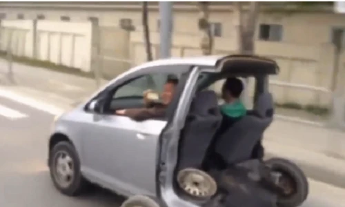 Chiếc ô tô còn một nửa vẫn chạy tốt gây sốt