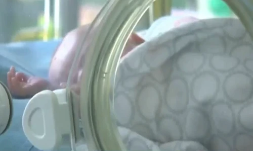 Kỳ diệu bé trai chào đời 2 tháng sau khi mẹ chết não