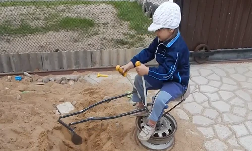 Máy xúc tự chế siêu nhỏ nhưng "có võ"