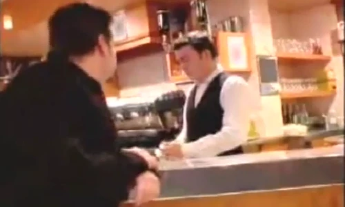 Anh phục vụ bị khách hàng “chơi khăm” khi trả tiền