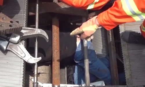 Clip: Kinh hoàng nam công nhân bị thang cuốn nuốt chửng
