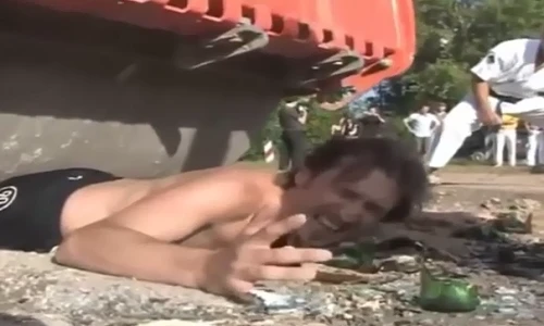 Màn trình diễn xe lu cán qua người khủng khiếp nhất từng thấy