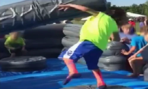 Mục sở thị cậu bé bé gan lì nhất quả đất