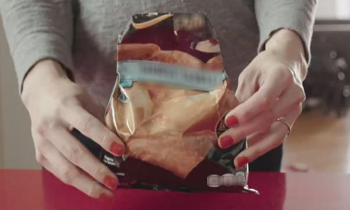 Mẹo đóng túi đồ đang ăn nhanh gọn không cần dây buộc