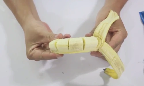 Mẹo cắt chuối bá đạo không cần bỏ vỏ