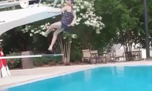 Cười ngặt nghẽo với những pha tai nạn khi nhảy cầu