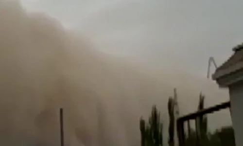 Bão cát “nuốt chửng” cả thành phố trong vài phút