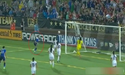 Pha ghi bàn bằng ngực hiếm có của nữ cầu thủ Mỹ