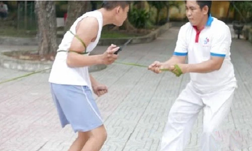 Kỹ năng tự vệ khi bị người ngáo đá tấn công 