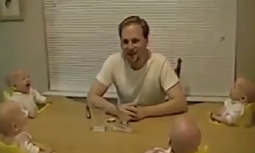 Cười vỡ bụng với kiểu chăm con của bố khi mẹ vắng nhà