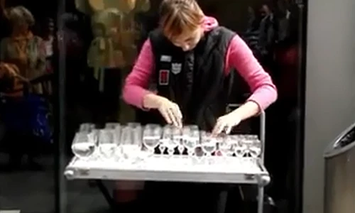 Màn chơi nhạc tuyệt đỉnh bằng những chiếc cốc đựng nước