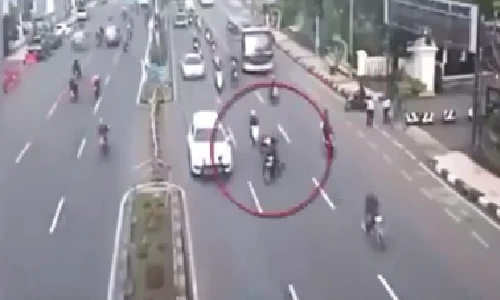 Nhập làn đường bất thành, xe máy húc đuôi nhau hàng loạt