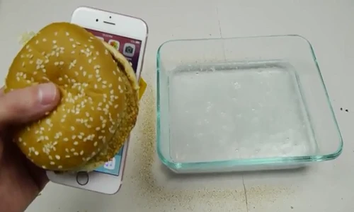 Xem iPhone 6S bị “hủy diệt” bằng axit và bánh mỳ kẹp thịt