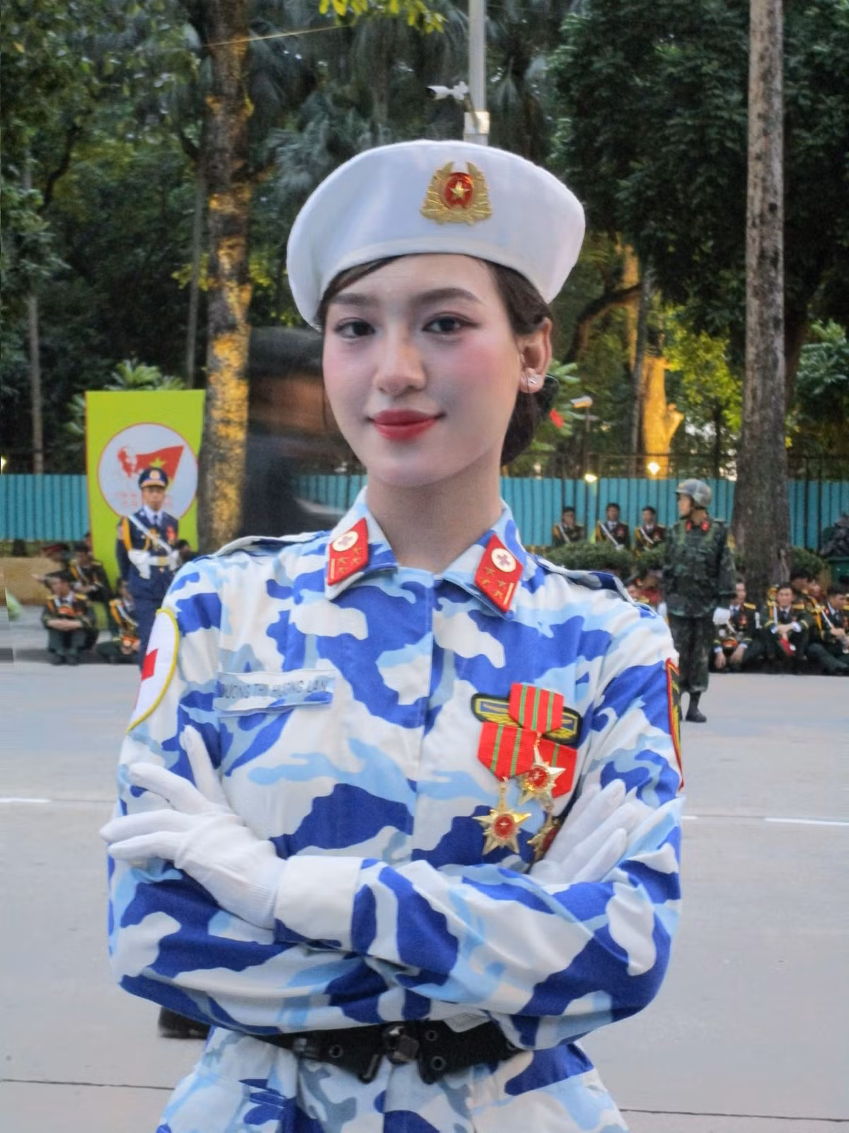 Nữ chiến sĩ nói trên là Trung úy Dương Thị Hương Lan, sinh năm 2001, đến từ Bắc Giang. (Ảnh: FBNV)
