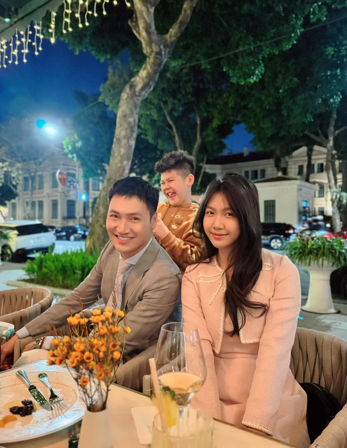 Bé Chip được nhiều khán giả nhận xét thừa hưởng nét đẹp từ cả bố và mẹ với đôi mắt to và mái tóc đen dài. (Ảnh: FB Nguyen Manh Truong)