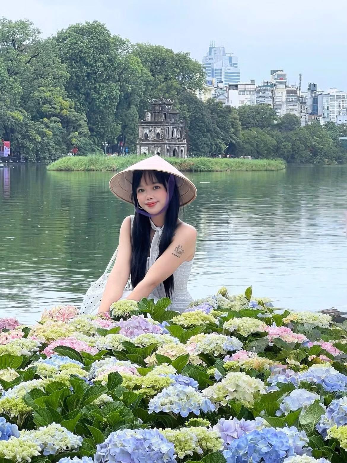 Trang phục đơn giản, tông màu trắng hoặc pastel được nhiều "nàng thơ" lựa chọn để tôn lên vẻ đẹp rực rỡ của hoa. (Ảnh: Tổng hợp)