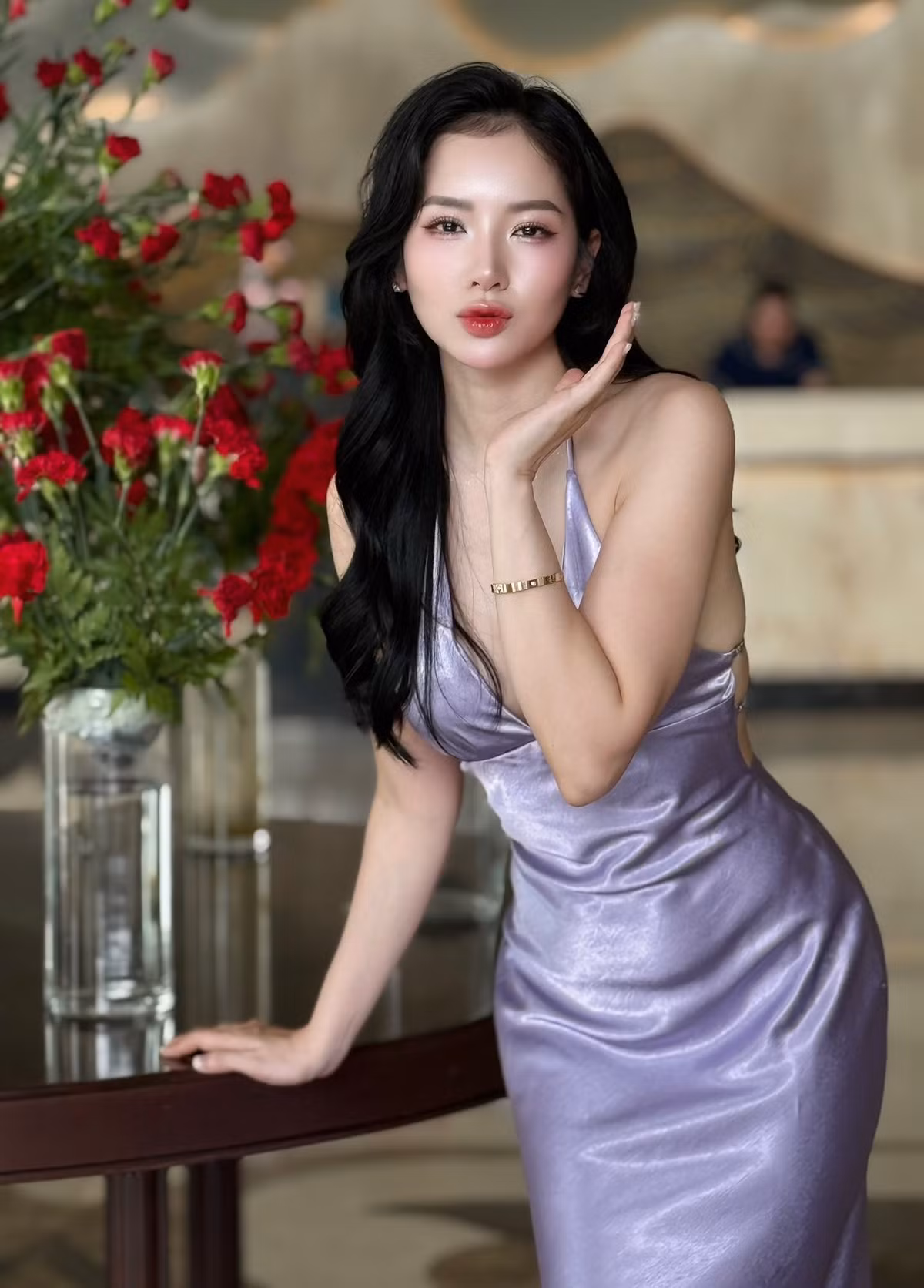 Chất liệu lụa óng ả không chỉ tạo nên sự sang trọng mà còn khéo léo tôn lên đường cong cơ thể, thể hiện kết quả của quá trình rèn luyện thể lực đều đặn. (Ảnh: FBNV)