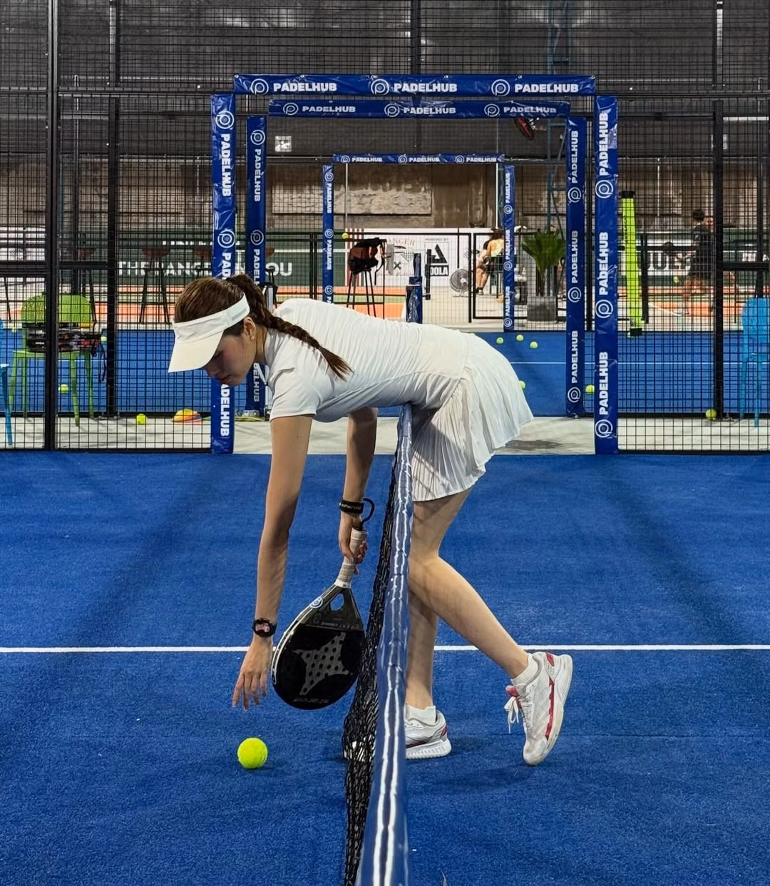 Điểm đặc biệt của Padel là sân chơi nhỏ hơn tennis, có tường kính bao quanh, cho phép người chơi sử dụng tường để đánh bóng. Điều này tạo ra những pha bóng hấp dẫn và đòi hỏi sự linh hoạt, phản xạ nhanh nhạy.