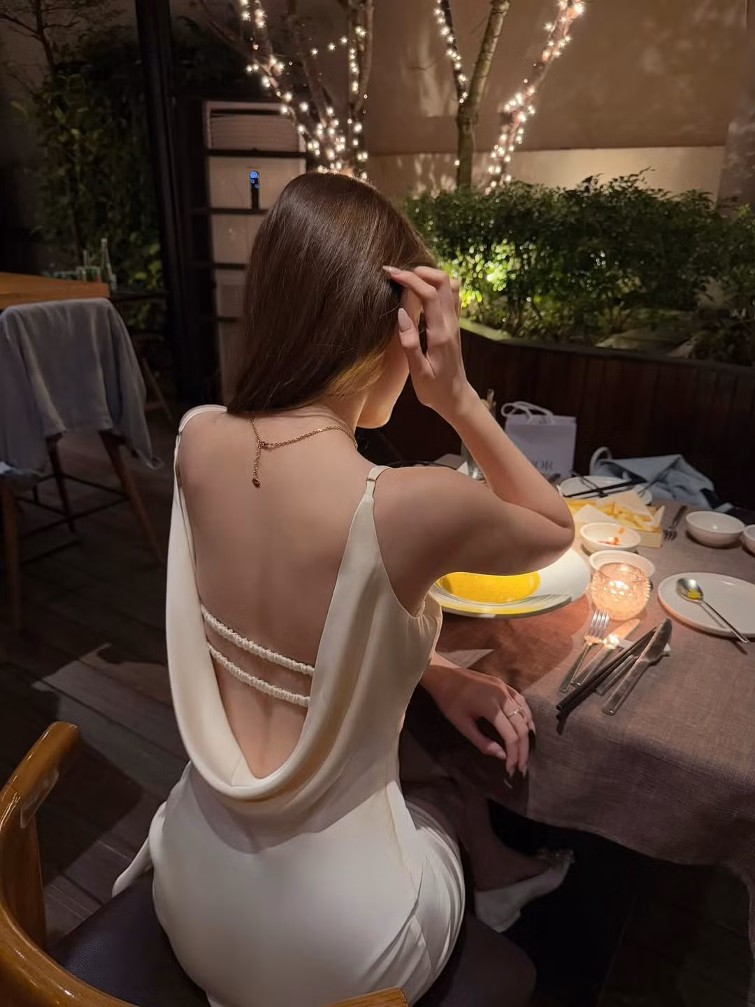 Ở một số góc ảnh chụp từ phía sau, chiếc váy còn gây ấn tượng với chi tiết lưng trần khoét sâu cùng phần dây đan ngọc trai hoặc pha lê lấp lánh, một lần nữa khẳng định phong cách gợi cảm nhưng vẫn rất sang trọng. (Ảnh: IGNV)