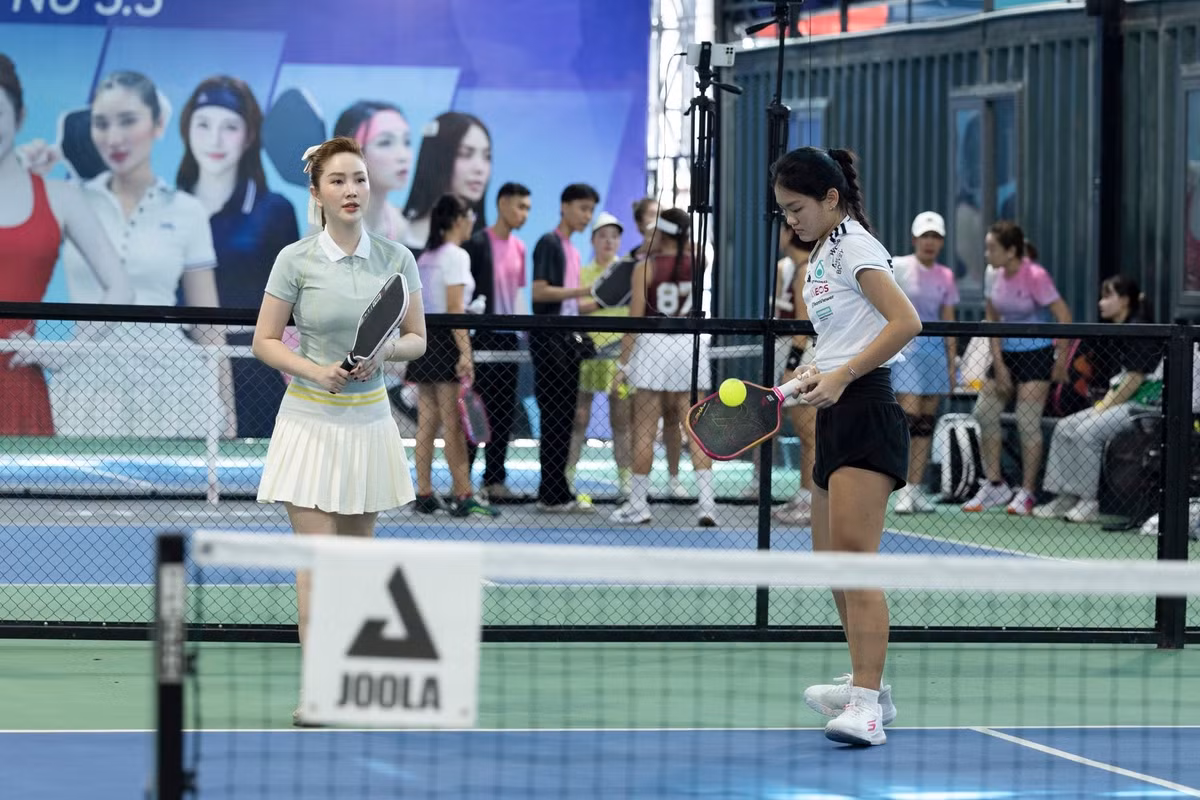 Những hình ảnh trên sân pickleball không chỉ khoe được vóc dáng hoàn hảo mà còn thể hiện tinh thần sống tích cực, yêu đời của Bảo Thy