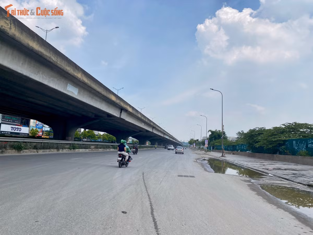 Đường Nguyễn Xiển vào lúc 12h trưa. Khối bê tông cạn của đường trên cao kết hợp với mặt nhựa đường hấp thụ bức xạ nhiệt khiến toàn tuyến đường hầm hập như một lốc máy.