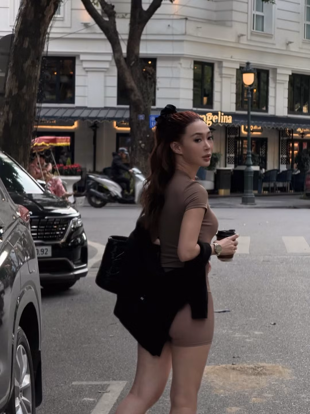 Mới đây, cô nàng cựu hot girl Hà thành Sun HT đã "đốt mắt" cộng đồng mạng khi chia sẻ loạt ảnh diện trang phục tập ôm sát cơ thể, khoe trọn đường cong quyến rũ khi dạo phố. (Ảnh: IGNV)
