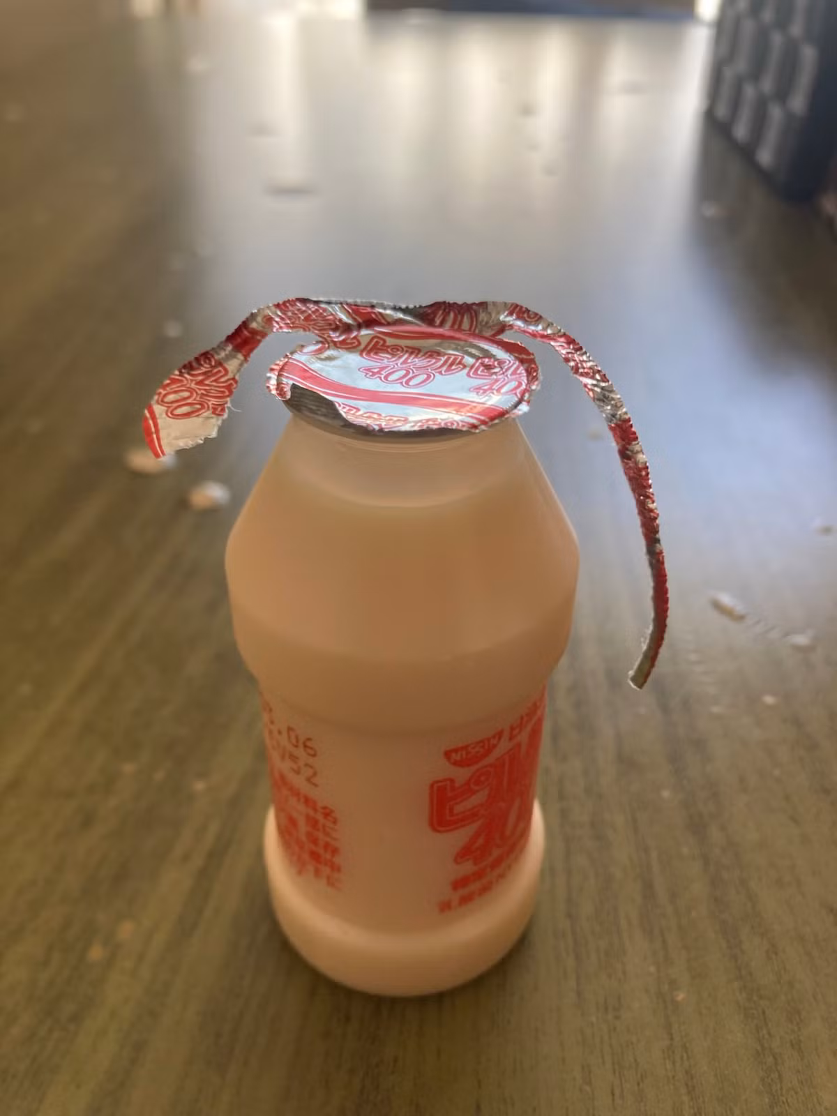 Chỉ cần mở một nắp sữa chua thôi mà sao khổ vậy? Kéo nhẹ thì rách, kéo mạnh thì nắp tuột. Kết quả là chai sữa chua vẫn nguyên vẹn như chưa từng được chạm đến...
